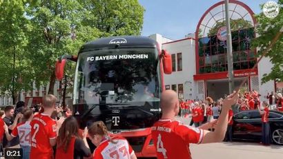 VIDEO Zaposlenici Bayerna priredili iznenađenje igračima pred polazak na utakmicu s Madridom