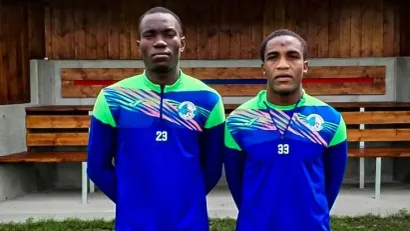Emmanuel Okoro (lijevo) i Muhammed Hayatu (desno). Foto: Corvinul Official