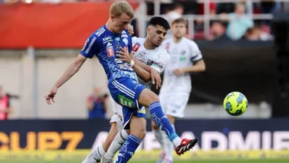 Markuš (plavi) u duelu sa Žukićem (bijeli) prošle godine u finalu Austrijskog nogometnog kupa. Foto REUTERS/Leonhard Foeger