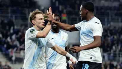 REUTERS/Christian Hartmann