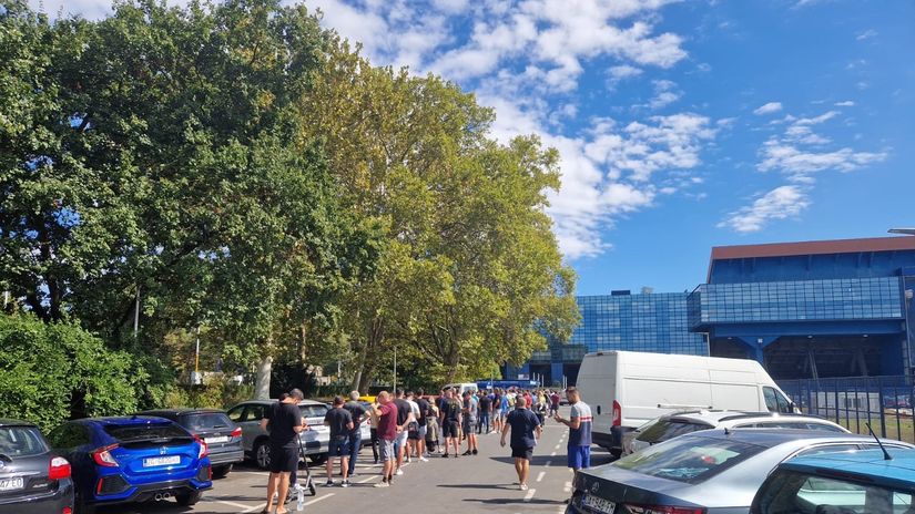 Još malo pa nestalo: Ogromni redovi pred Maksimirom, svi žele na San Siro (FOTO)