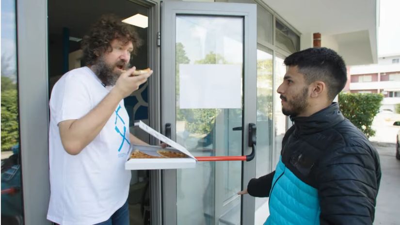 'Izborniku Deni' dostavio pizzu, pa postao prvi Brazilac u redovima AFCU-a (VIDEO)
