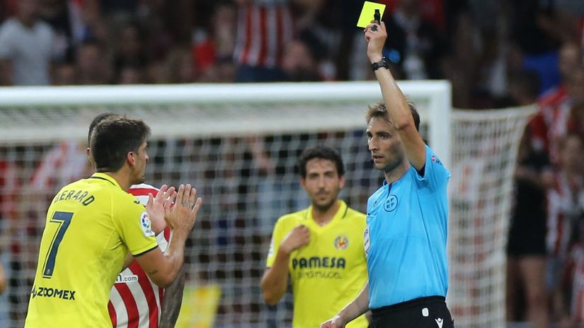 Najlošija sudačka odluka godine? Igrač Villarreala zabio za izjednačenje pa zaradio crveni karton jer je odao počast dopredsjedniku kluba!? (FOTO)