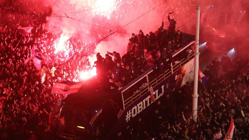 FOTO/VIDEO Eksplozija emocija! Vatreni stigli na Jelačićev trg i izazvali potpuni delirij navijača