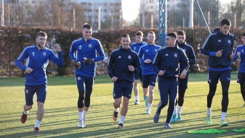 Dinamovi igrači nasmiješeni na prvom treningu u 2023. (FOTO)