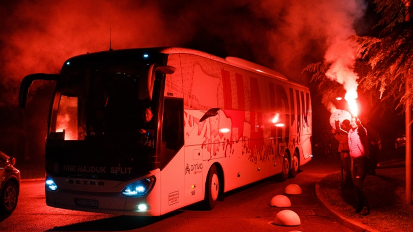 Hajduk stigao u Novigrad, istarski navijači im priredili doček