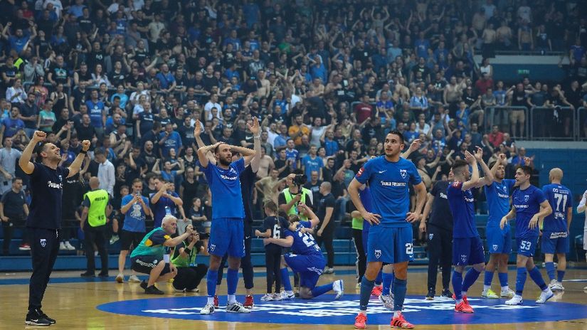 FOTO/VIDEO Dinamo i krcati Draženov dom vratili su Omišanima za sve poraze, Plavi su sada 'na korak do sna'