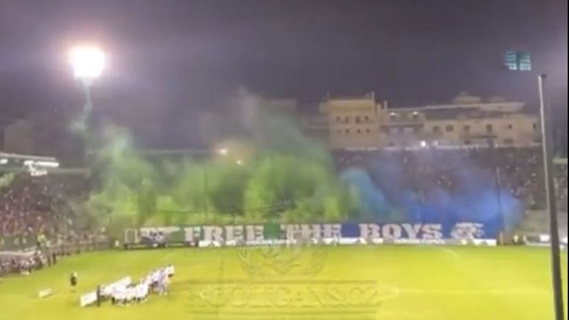 VIDEO Navijači Panathinaikosa poslali podršku uhićenim Boysima, AEK odbijao igrati