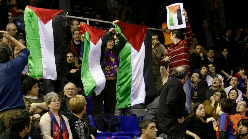 Palestinci na utakmici Barcelona - Maccabi 2009. godine. REUTERS/Gustau Nacarino