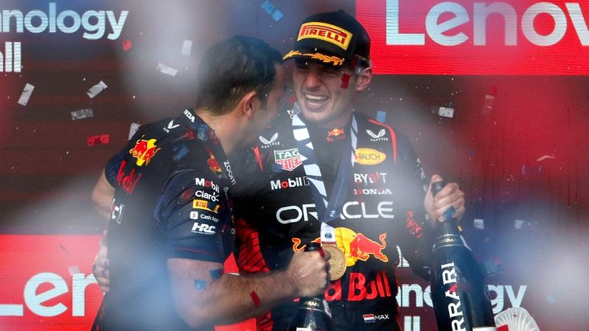  Aktualni svjetski prvak u formuli 1, Nizozemac Max Verstappen u Red Bullu pobjednik je Velike nagrade SAD u Austinu ostvarivši čak 15. pobjedu ove sezone, te jubilarnu 50. u karijeri.  Bila je to 18. utrka ove sezone i čak 15. slavlje 26-godišnjeg Nizozemca koji je svoj treći naslov svjetskog prvaka osigurao još prije dva tjedna u Katru. Do kraja sezone još su četiri utrke, Meksiko, Brazil, Las Vegas i Abu Dhabi.  "Mislim da sam se cijelu utrku mučio s kočnicama, što je definitivno učinilo moju utrku malo 