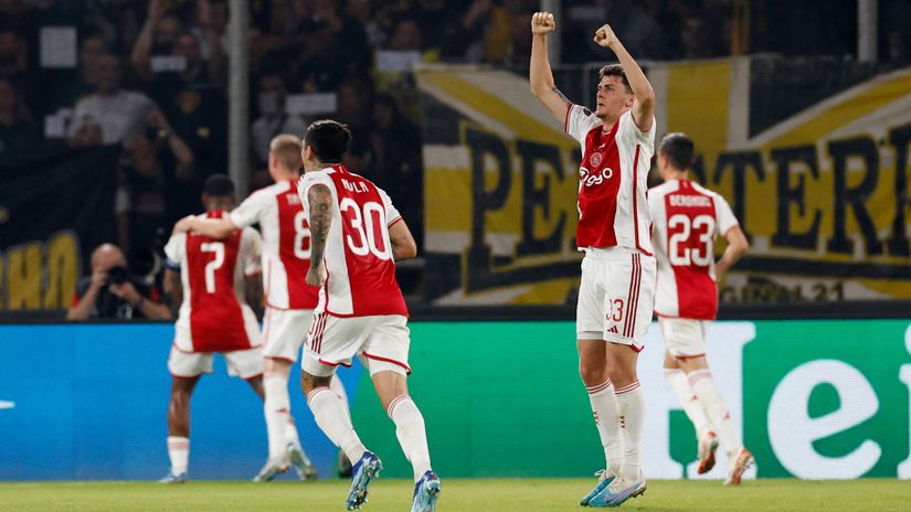 Velika pobjeda Ajaxa protiv Heerneveena, Šutalu 90 minuta, Sosa ušao u završnici