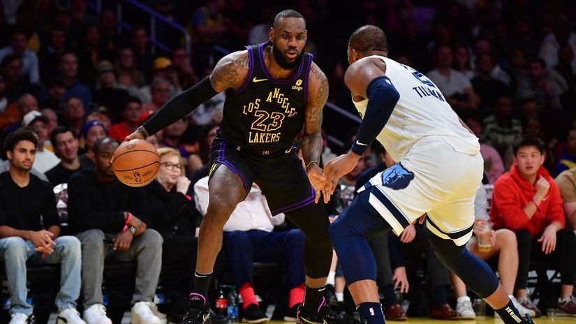 VIDEO Poraz Lakersa unatoč novom triple-doubleu Jamesa, očajna večer za goste
