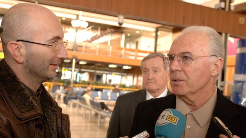 Nikola Lipovac i Franz Beckenbauer, u pozadini je sveprisutni Zorislav Srebrić. Foto: Drago Sopta