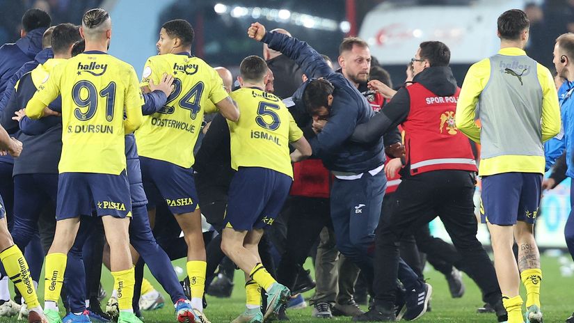 Dvanaest uhićenih nakon nasilja na utakmici Trabzonspora i Fenerbahçea