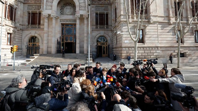 Alvesova odvjetnica Ines Guardiola pred novinarima ispred Suda. REUTERS/Albert Gea