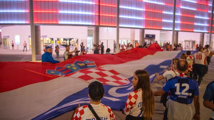 Navijačima Hrvatske i Portugala dijelit će prijenosne pepeljare