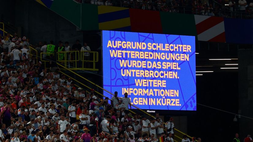 FOTO/VIDEO Prekinuta utakmica u Dortmundu!  Englez zbog  tuče i grmljavine zaustavio susret