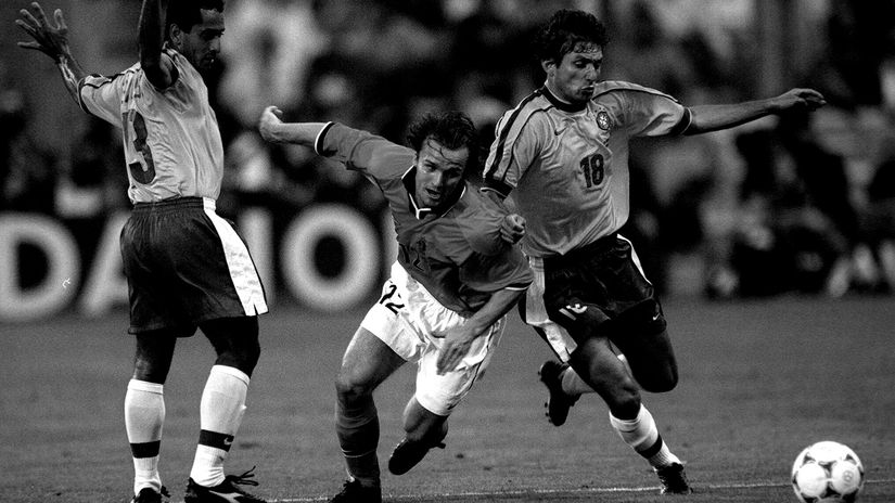 Ze Carlos (lijevo) u duelu sa Zendenom u svojoj jedinoj utakmici za Brazil, 1998. u polufinalu Coupe du Mondea.Action Images