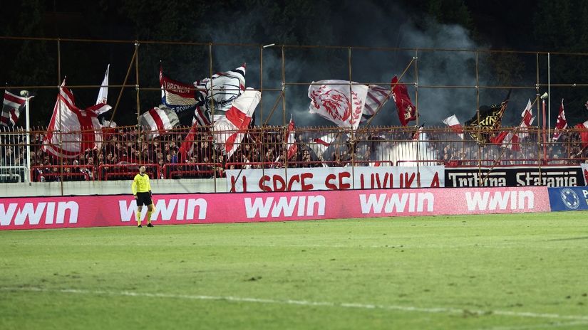 Arhivska slika u međuvremenu srušene tribine stadiona pod Bijelm brijegom. Foto: Denis Kapetanović/PIXSELL