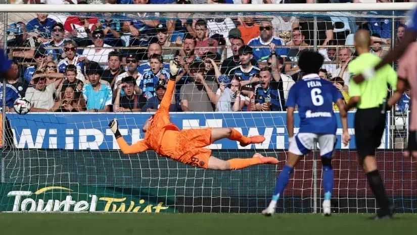 REUTERS/Christian Hartmann