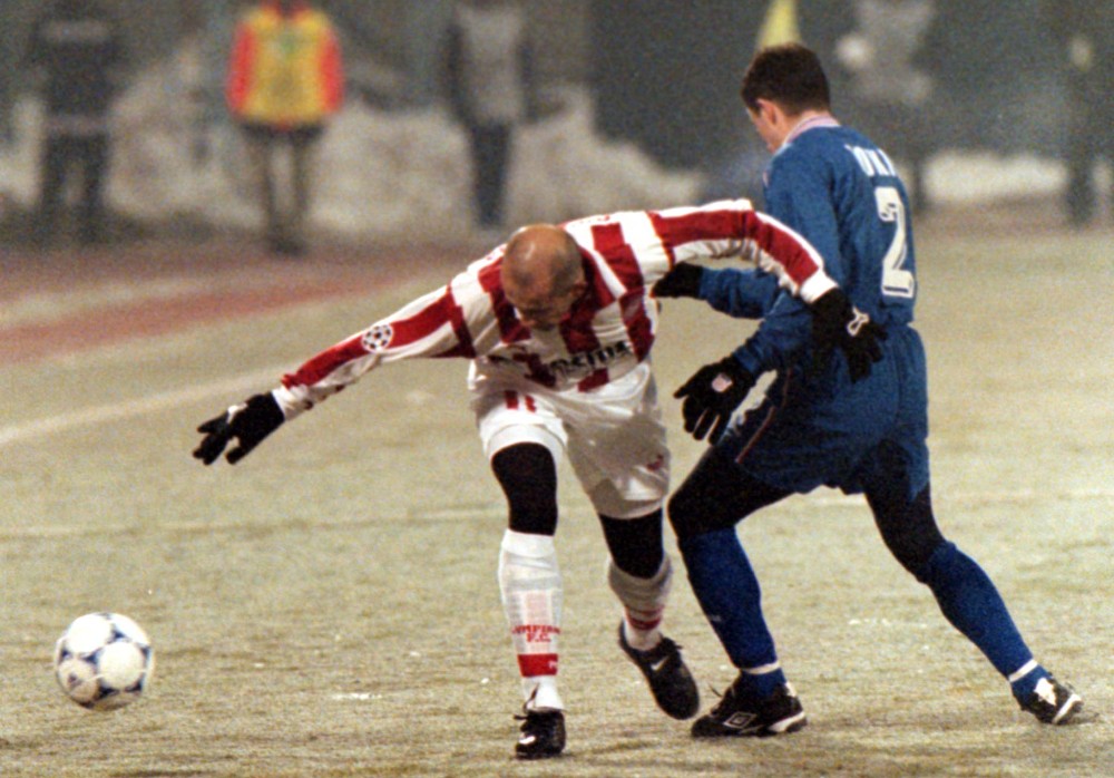 Mario Tokić u duelu s igračem Olymipakosa, 1998. Mjesto radnje: Zaleđeni Maksimir (Foto: Reuters)