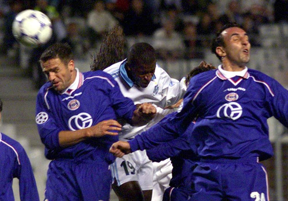 Ne vidim loptu, ali ni prezimljavanje: Stjepan Tomas i Krunoslav Jurčić u borbi za loptu s igračima Marseillea (Foto: Reuters)