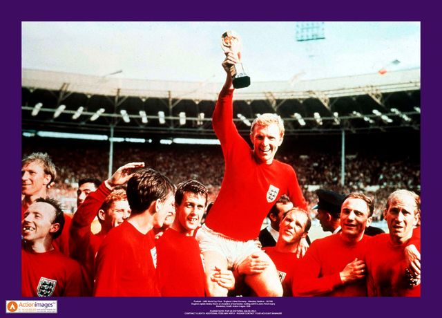 Kapetan Bobby Moore na rukama suigrača. Foto: Action Images