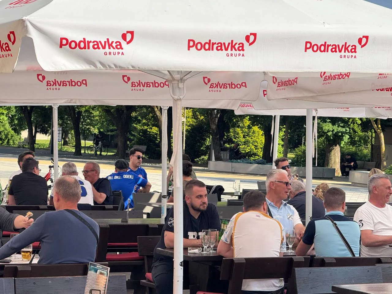 Navijači Slavena i Rijeke, stol pored stola... Foto: Germanijak