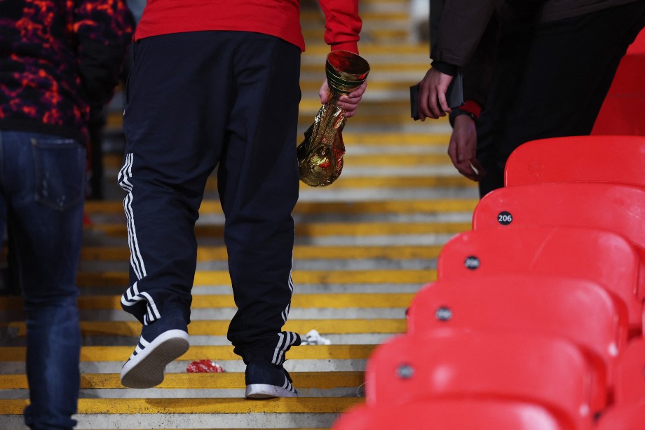Navijač Engleske napušta stadion s replikom trofeja Svjetskog prvaka (Action Images via Reuters/Carl Recine)