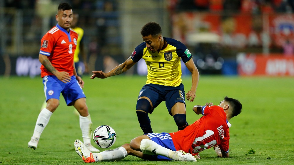 Castillo u akciji protiv Čilea. REUTERS/Marcelo Hernandez