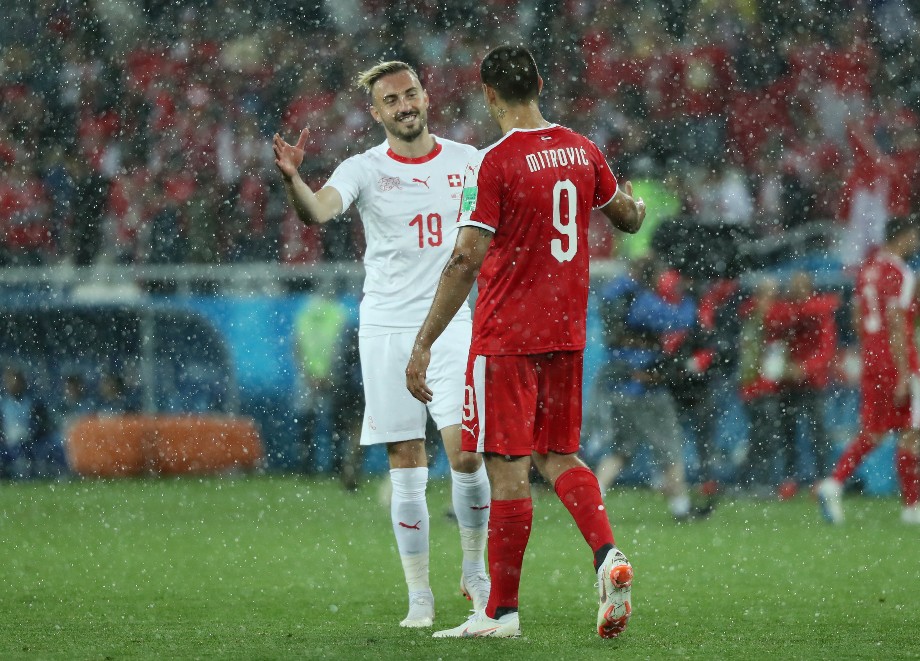 Pozdrav Josipa Drmića (Švicarska) i Aleksandra Mitrovića (Srbija) na Svjetskom prvenstvu u Rusiji 2018. ( REUTERS/Mariana Bazo)