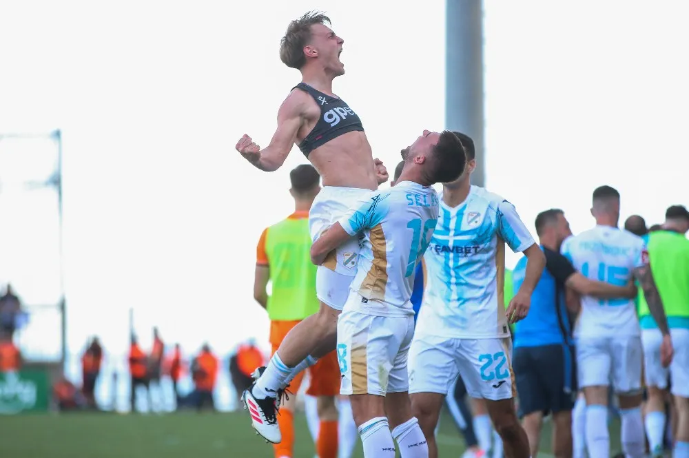Toni Fruk slavi pogodak u 2-0 slavlju Rijeke protiv Slaven Belupa u 36. kolu sezone 24./25. kad je Rijeka osvojila svoju drugu duplu krunu u povijesti. Foto: Sanjin Strukic/PIXSELL