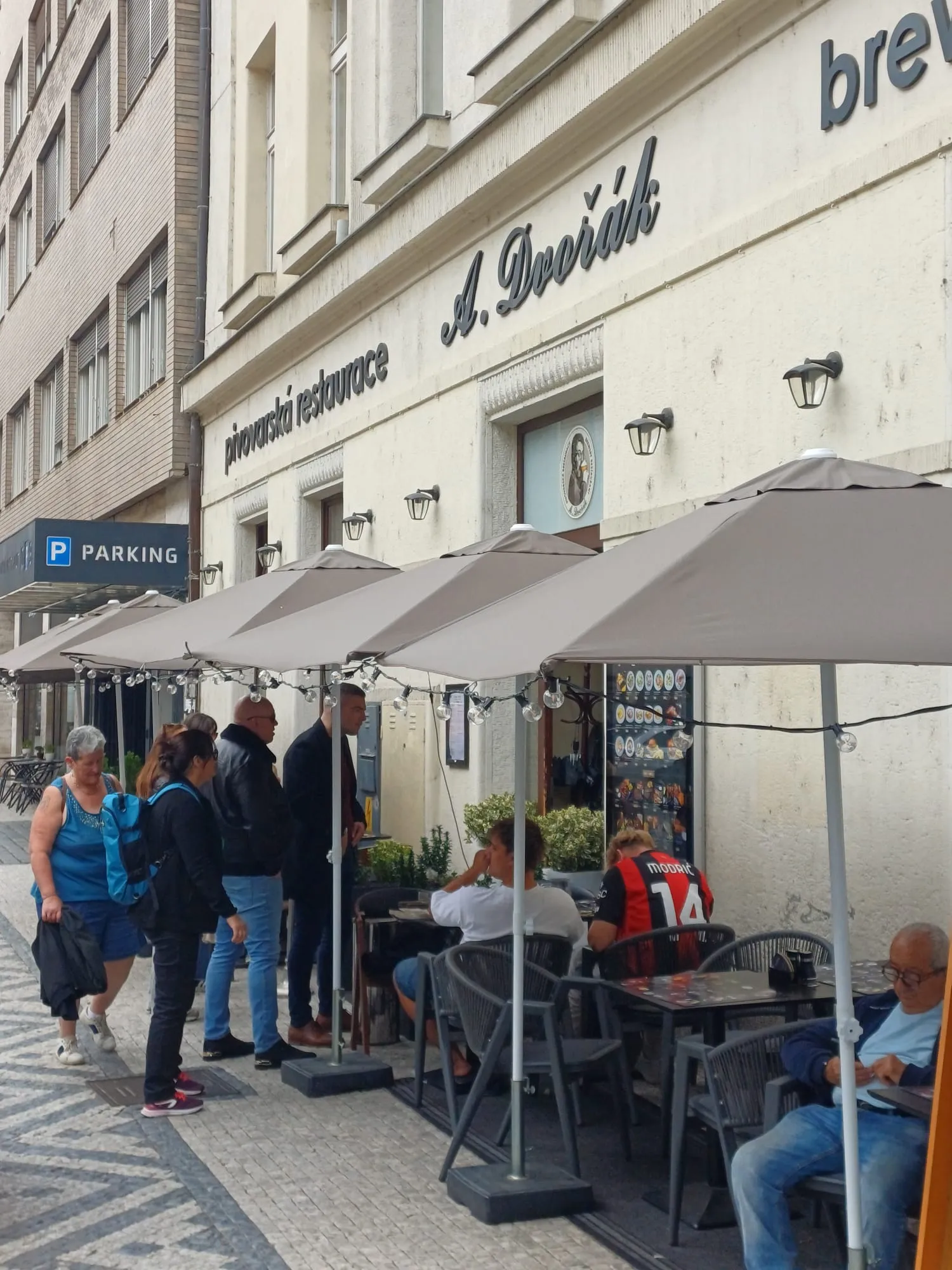 Dan prije utakmice vidjeli smo i turista s dresom Luke Modrića iz Milana. Odakle je, ne znamo, ali s društvom sa stola pričao je - na francuskom! Foto: Germanijak