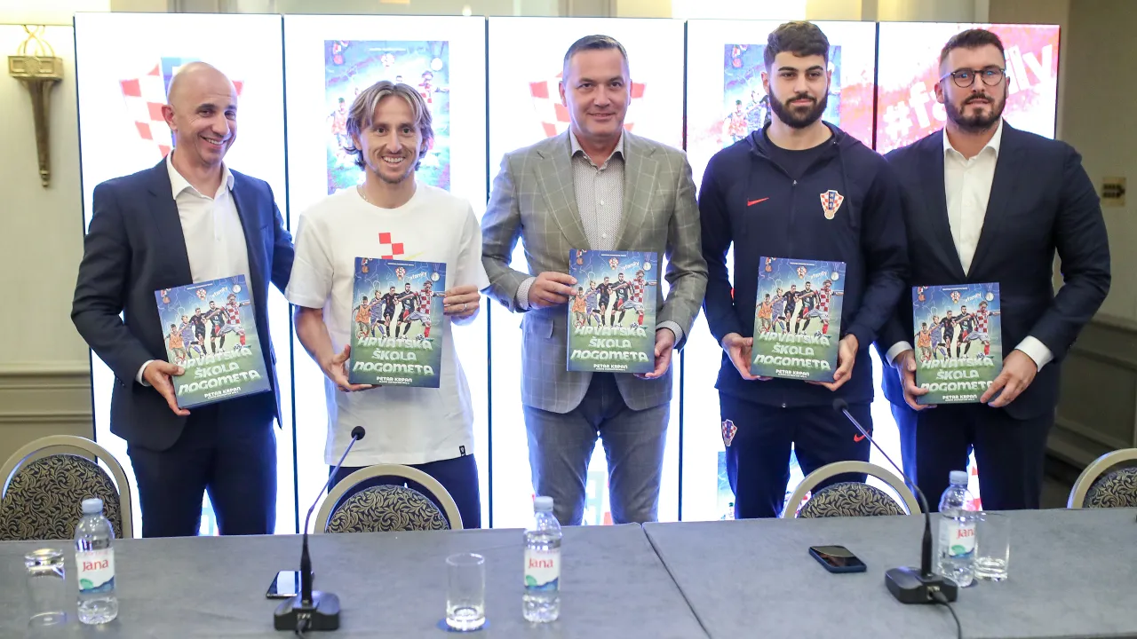 Petar Krpan, Luka Modrić, Marijan Kustić, Joško Gvardiol i Ivan Krakan na promociji knjige "Hrvatska škola nogometa". Slavko Midzor/Pixsell