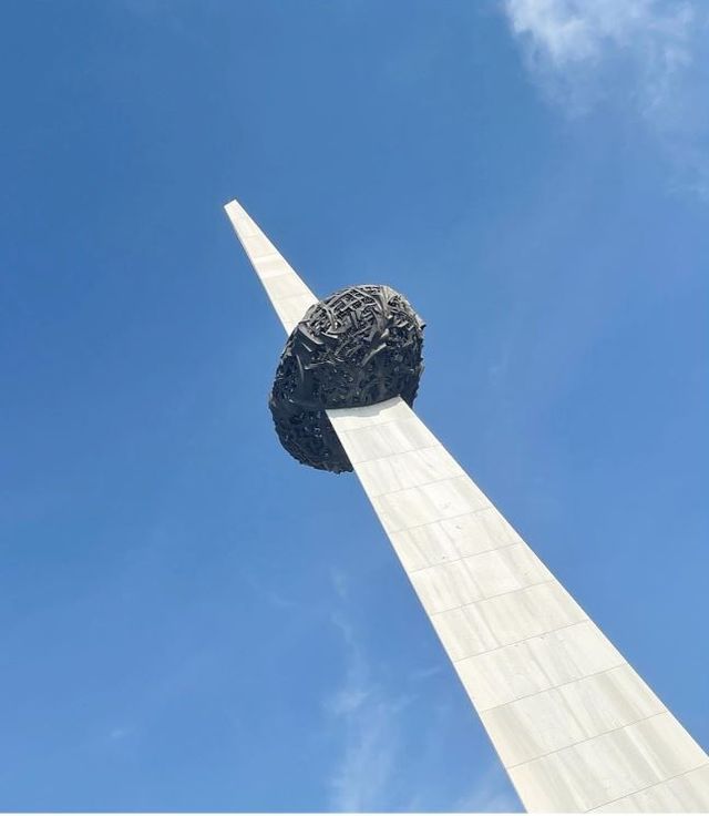 Spomenik ponovnog rođenja posvećen je svim žrtvama (njih oko 1500) ustanka protiv Ceaușesca koji se dogodio u prosincu 1989. godine kad je narod uspio svrgnuti diktaora s vlasti.
