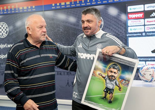 ST-novinar Toni Bilić s poklonom Gattusu. Photo: Ivana Ivanović/PIXSELL