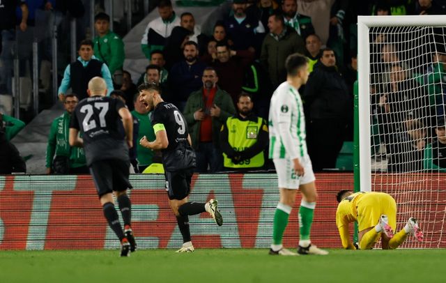 Mišić i Petković nakon pogotka Betisu. REUTERS/Marcelo Del Pozo