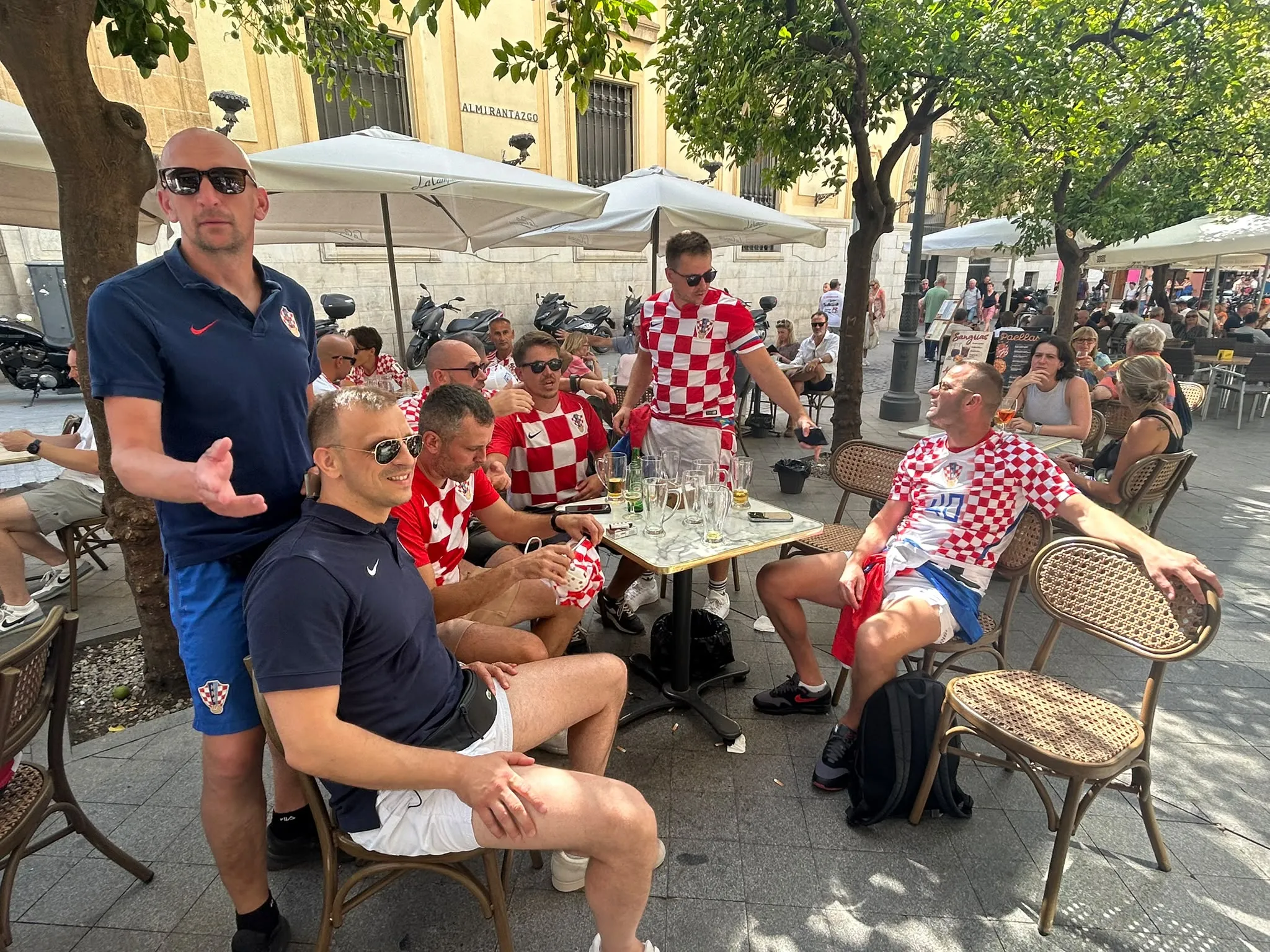 Veselo društvo u blizini Katedrale